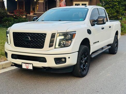 Used 2019 Nissan Titan SV w/ SV Convenience Package image 2