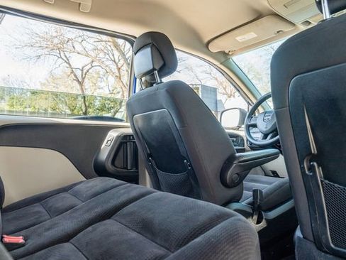 Used 2018 Dodge Grand Caravan SE w/ UConnect Hands-Free Group image 36