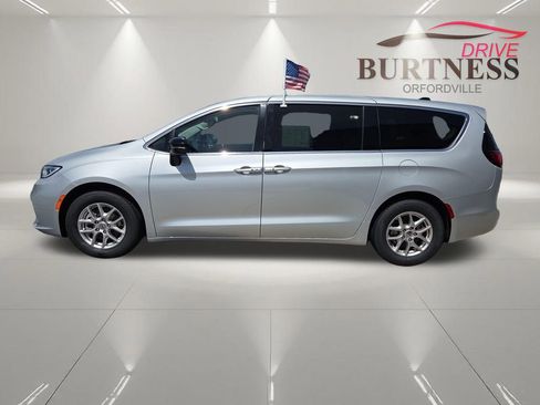 Used 2024 Chrysler Pacifica Touring-L FWD image 11