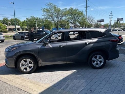 Used 2021 Toyota Highlander LE FWD image 10