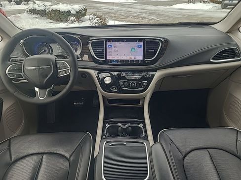 Used 2024 Chrysler Pacifica Limited FWD image 14