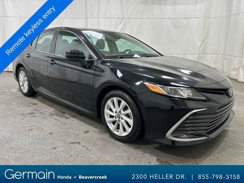 Used 2022 Toyota Camry LE image 2