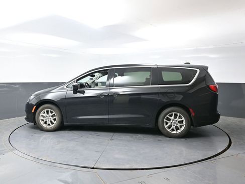 Used 2023 Chrysler Voyager LX FWD image 11