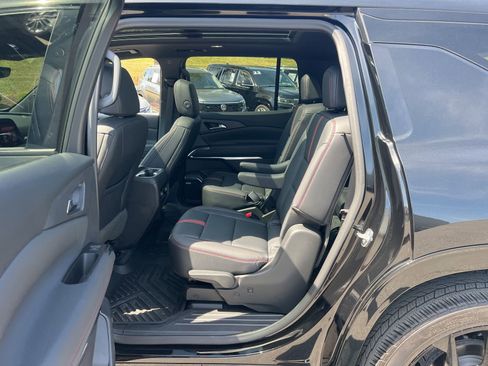 Used 2024 Chevrolet Traverse RS AWD/4WD image 28