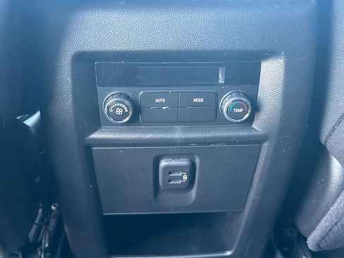 Used 2023 Chevrolet Traverse LT image 26