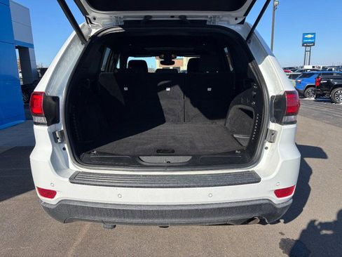 Used 2019 Jeep Grand Cherokee Laredo image 4