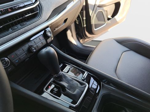 Used 2024 Jeep Compass Latitude image 24