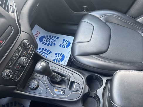 Used 2019 Jeep Cherokee Latitude Plus w/ Comfort/Convenience Group image 32