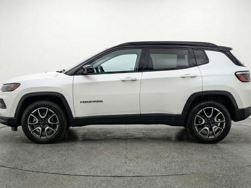 Used 2025 Jeep Compass Trailhawk image 5