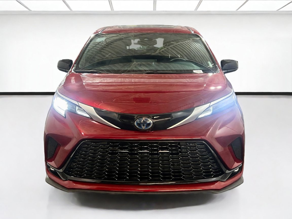 Used 2023 Toyota Sienna XSE w/ XSE Plus Package FWD image 2