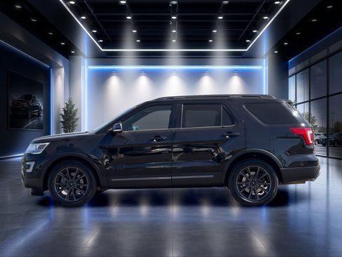 Used 2017 Ford Explorer XLT w/ Equipment Group 202A FWD image 7
