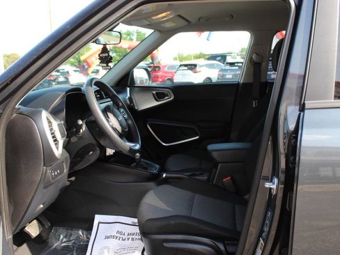 Used 2025 Kia Soul LX w/ LX Technology Package FWD image 17
