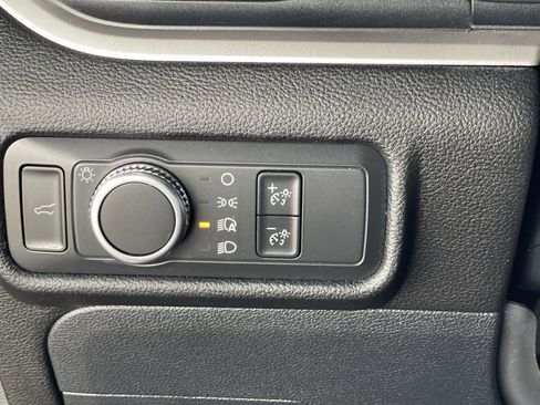 Used 2022 Ford Explorer XLT image 17