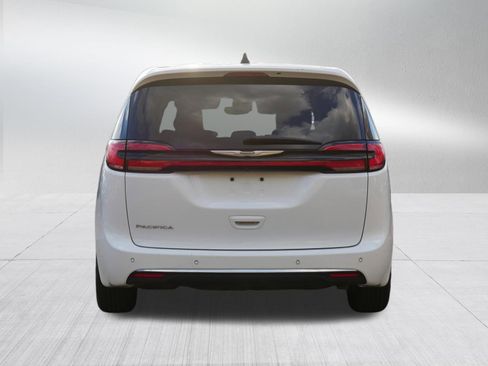 Used 2023 Chrysler Pacifica Touring-L FWD image 6