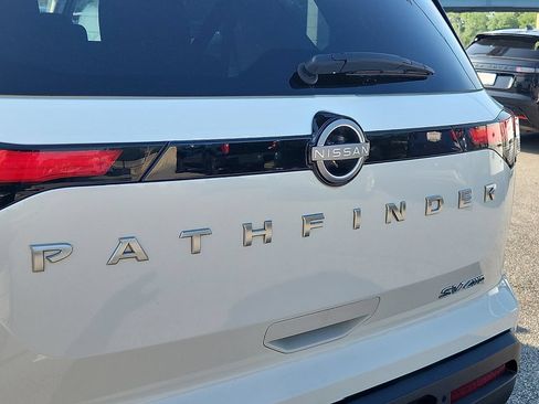 Used 2024 Nissan Pathfinder SV AWD/4WD image 29