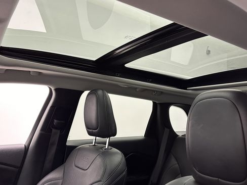 Used 2021 Jeep Cherokee Limited image 16