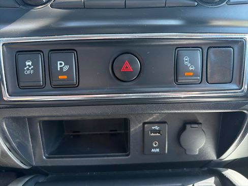 Used 2017 Nissan Titan SV AWD/4WD image 18