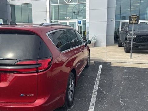 Used 2025 Chrysler Pacifica Pinnacle image 5