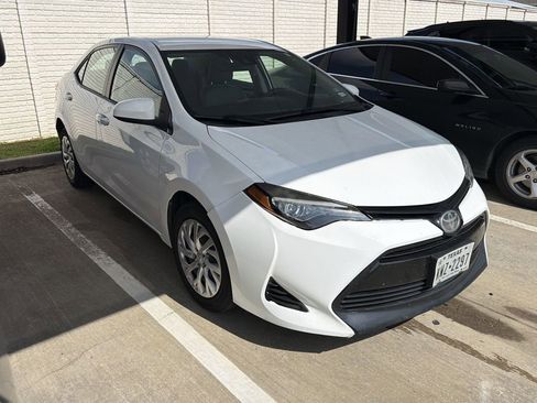 Used 2018 Toyota Corolla LE w/ Carpet Mat Package (TMS) FWD image 2