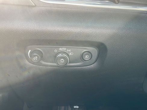 Used 2020 Chevrolet Traverse LT image 17