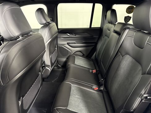New 2025 Jeep Grand Cherokee Altitude image 11