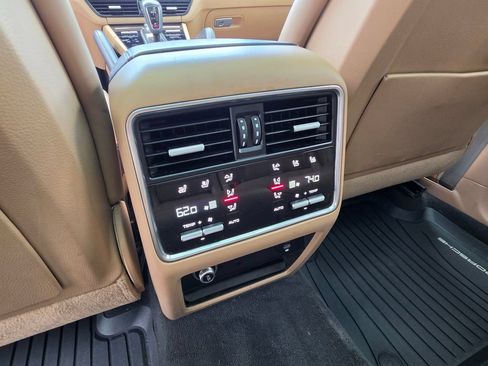 Used 2022 Porsche Cayenne AWD/4WD image 24