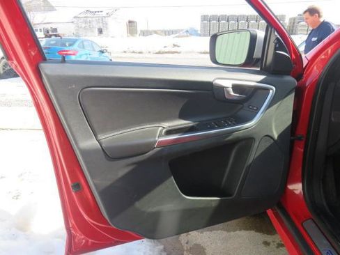 Used 2015 Volvo XC60 T6 R-Design image 13