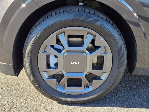 Used 2025 Kia Carnival EX image 9