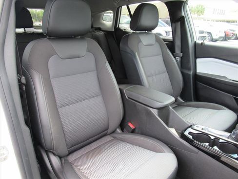 Used 2024 Chevrolet Trax LT w/ LT Convenience Package image 9