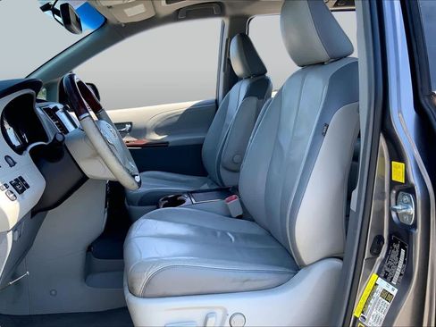 Used 2011 Toyota Sienna Limited w/ Premium Pkg FWD image 7