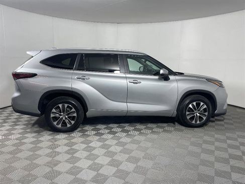 Certified 2025 Toyota Highlander XLE AWD/4WD image 8