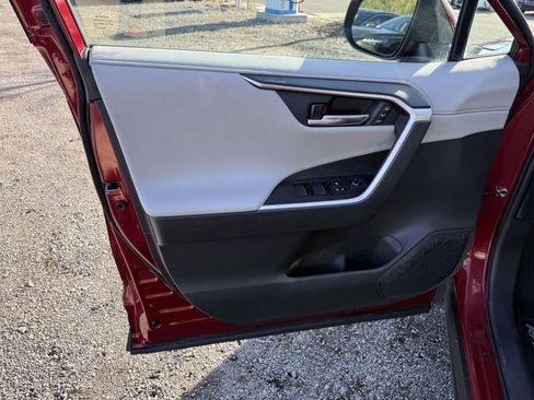 Used 2020 Toyota RAV4 Limited image 12