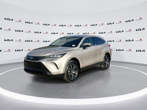 Used 2022 Toyota Venza LE image 4