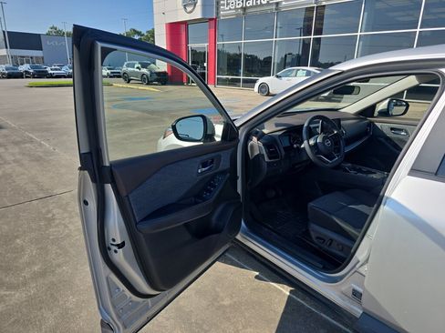 Used 2023 Nissan Rogue SV FWD image 14
