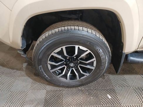 Used 2020 Toyota Tacoma TRD Sport w/ Technology Package image 18