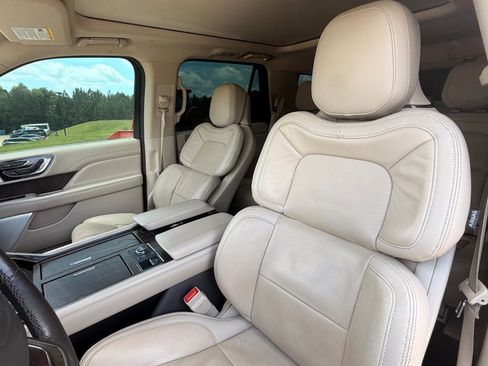 Used 2020 Lincoln Navigator Reserve w/ Luxury Package RWD image 24