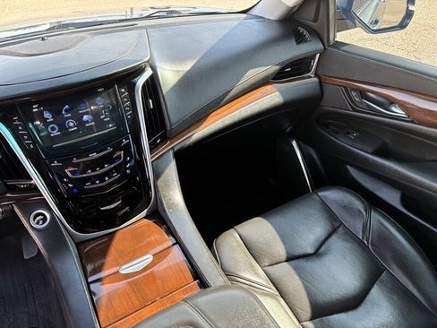 Used 2020 Cadillac Escalade Premium Luxury AWD/4WD image 26