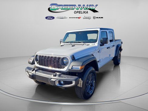 New 2025 Jeep Gladiator Sport image 3