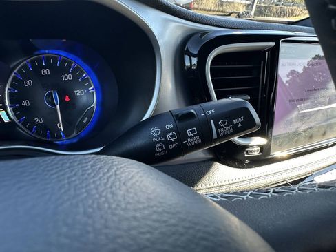 Used 2023 Chrysler Pacifica Touring-L w/ S Appearance Package image 18