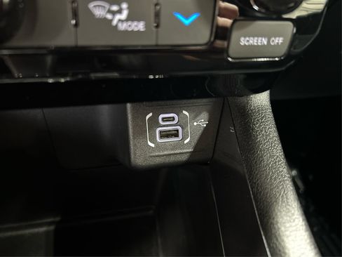 Used 2025 Jeep Compass Latitude w/ Convenience Group AWD/4WD image 31