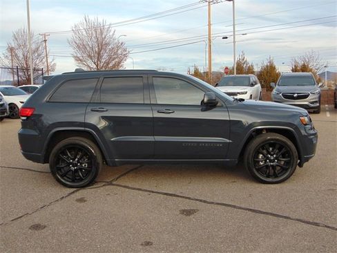 Used 2017 Jeep Grand Cherokee Altitude image 3