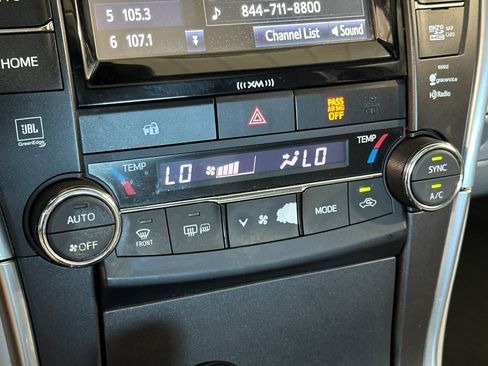 Used 2017 Toyota Camry XLE w/ Moonroof Package FWD image 23