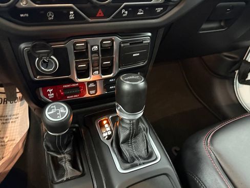 Used 2024 Jeep Gladiator Rubicon AWD/4WD image 14
