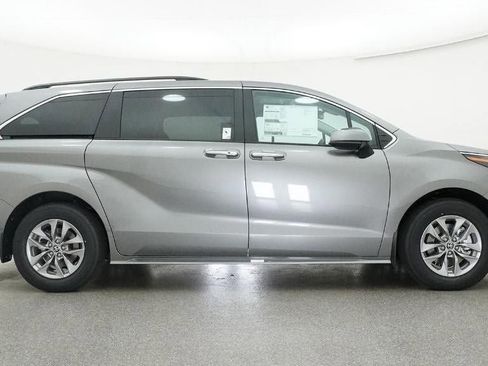 New 2026 Toyota Sienna XLE image 27