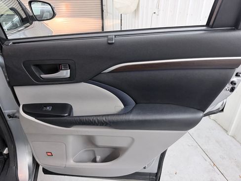 Used 2015 Toyota Highlander Limited FWD image 33