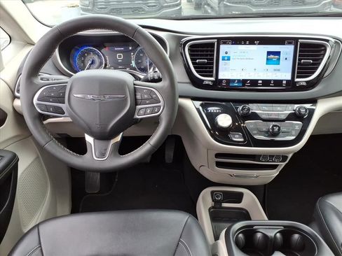 Certified 2024 Chrysler Pacifica Touring-L FWD image 12