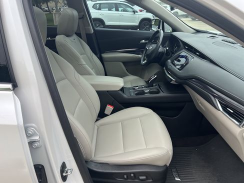 Used 2022 Cadillac XT4 Luxury w/ Cold Weather Package image 28