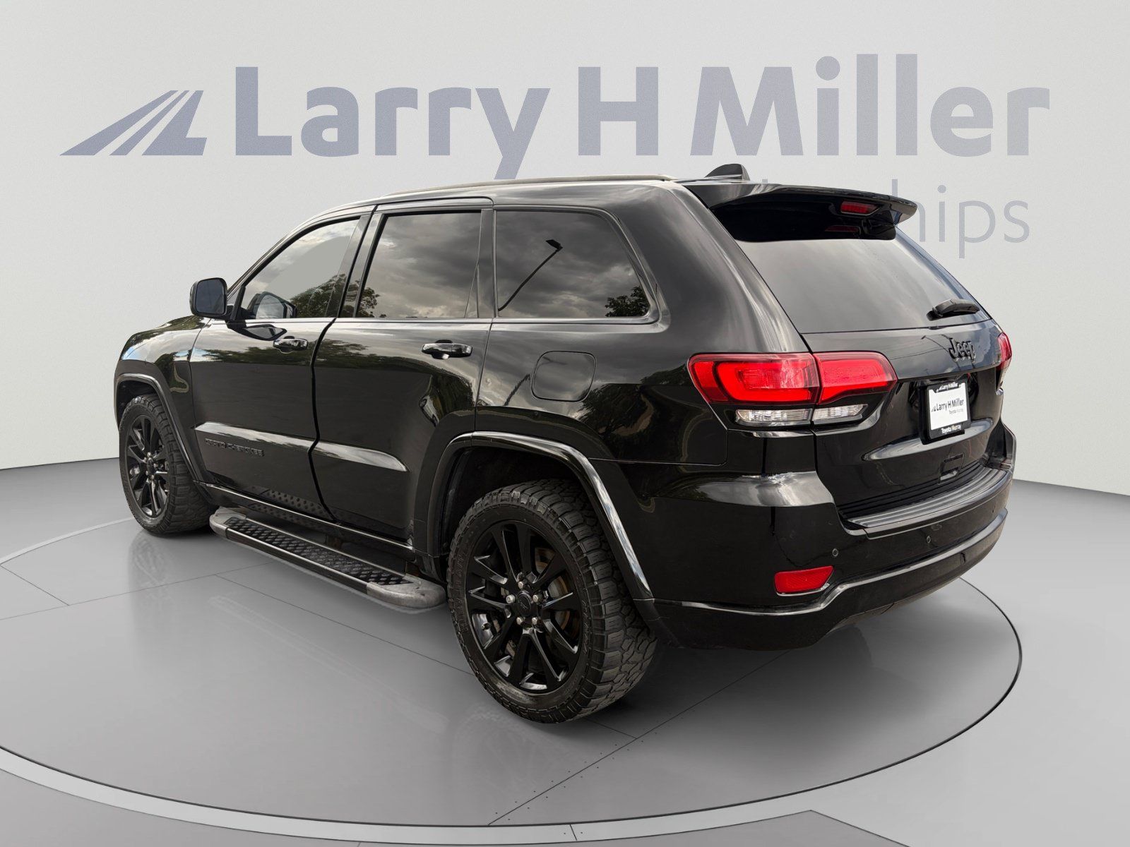 Used 2018 Jeep Grand Cherokee Altitude RWD image 3