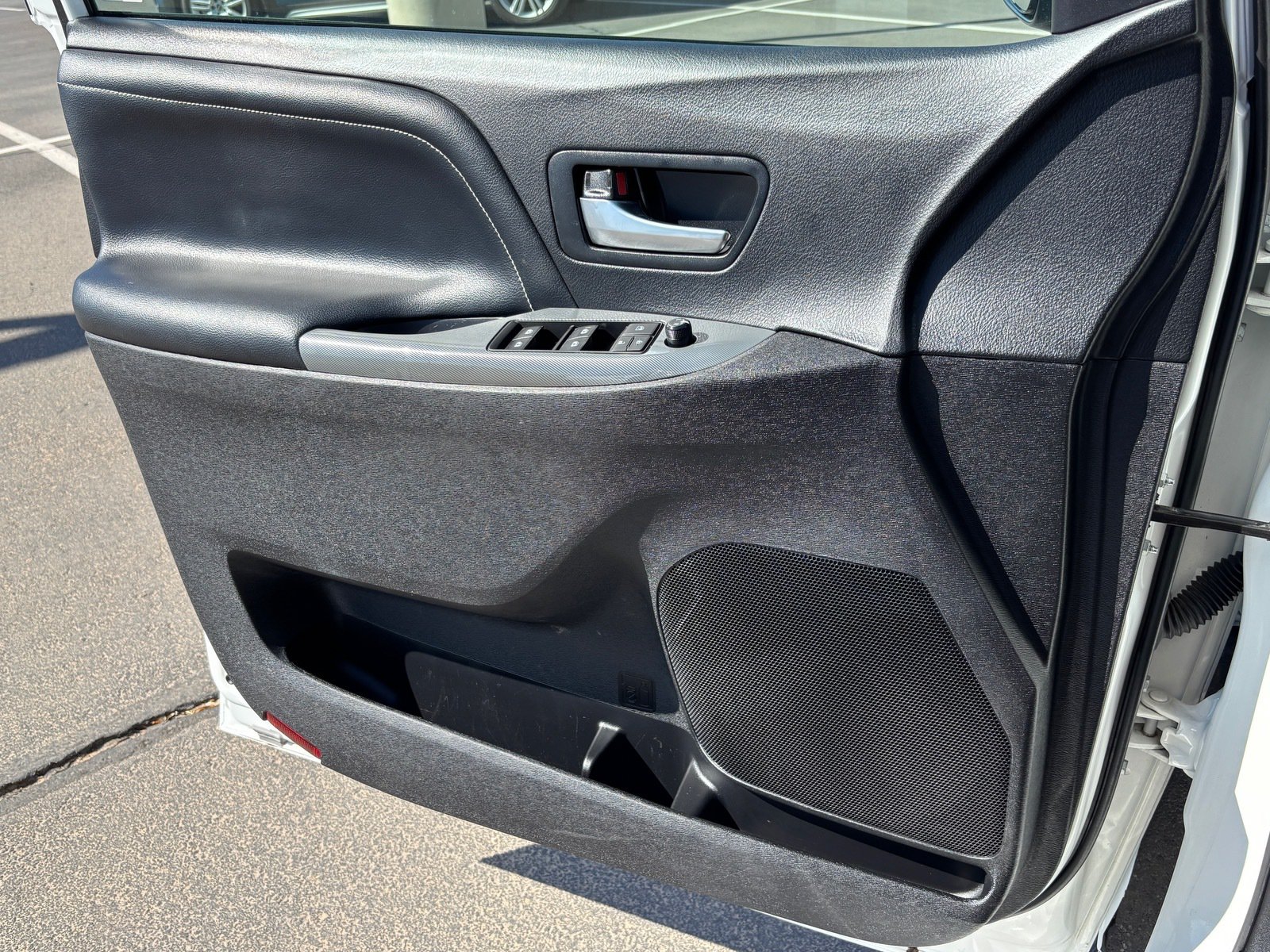 Used 2020 Toyota Sienna SE w/ Carpet Mat Package FWD image 11