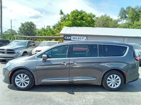 Used 2018 Chrysler Pacifica Touring-L FWD image 8